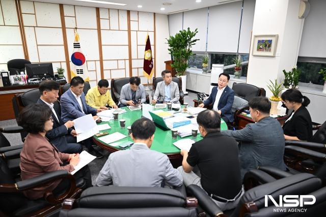 완주군의회는 24일 성중기 의장과 완주군의원, 관계 부서 공무원들이 참석한 가운데 간담회를 열고 초남이성지 주변 도로 정비 및 안전관리 방안을 논의했다. (사진 = 완주군의회)