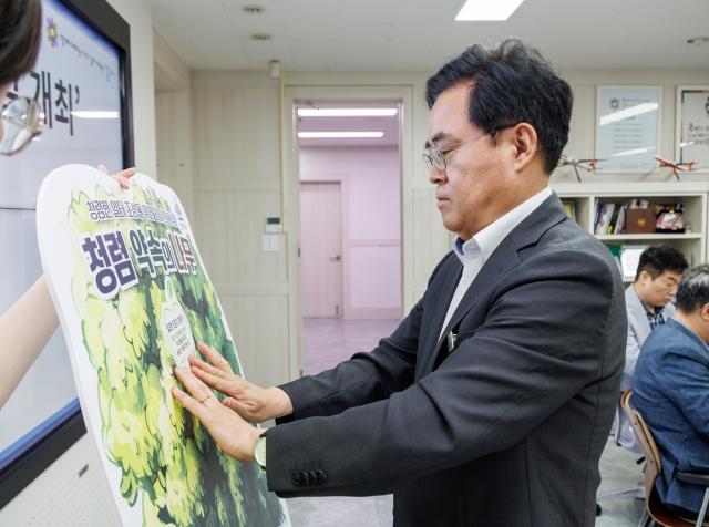 진교훈 서울 강서구청장이 구청에서 열린 ‘고위직 청렴실천 다짐 선언식’에서 청렴 실천 열매를 ‘청렴 약속의 나무’에 붙이고 있다. (사진 = 강서구청)