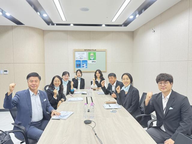 24일 제18회 세계도로협회(PIARC) 동계도로대회 유치희망도시 선정 평가 발표에 앞서 선은임 수원시 안전교통국장(왼쪽 두번째)과 수원시 관계자들이 기념촬영을 하는 모습. (사진
