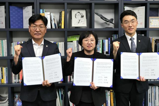 안산지역 더불어민주당 박해철(왼쪽부터), 김현, 김남국 국회의원이 25일 ‘서서울요금소’의 명칭을 ‘안산’으로 변경하거나 기존 명칭에 안산을 공식 병기할 것을 공동 요청하는 서명식