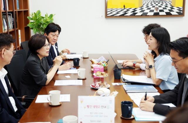 김보라 시장이 24일 국회를 방문해 이재정 국회 문화체육관광위원장과 김재원 국회의원 등을 만나 ‘지속가능관광도시 지정’을 주요 내용으로 하는 ‘관광진흥법’ 일부개정법률안 처리를 건