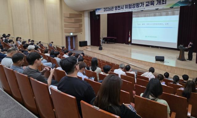 영천시는 25일 영천시 평생학습관 우석홀에서 현업업무 종사자를 직접 지휘 감독하는 관리감독자와 업무 담당자를 대상으로 작업장 내 위험요인을 사전에 파악하고 안전사고를 예방하기 위한