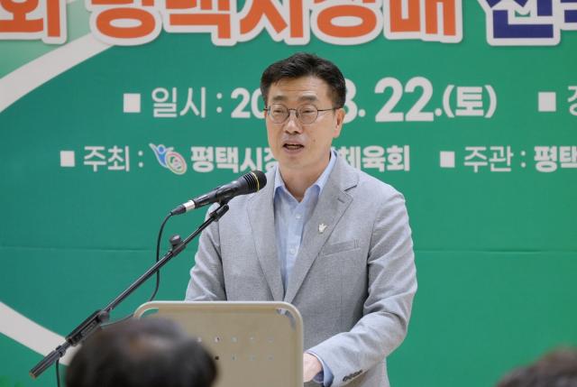 22일 안중체육관에서 열린 ‘제2회 평택시장배 전국장애인탁구대회’에서 최원용 시장이 대회사를 하고 있다. (사진 = 평택시)