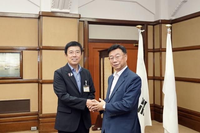 신상진 성남시장(오른쪽)과 히로사와 이치로 나고야시장이 25일 나고야시청에서 만나 약수를 하고 있다. (사진 = 성남시)