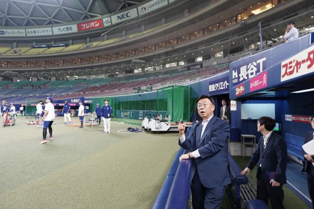 신상진 성남시장이 25일 프로야구 주니치 드래건스의 홈구장인 반테린돔 나고야(Vantelin Dome Nagoya)를 방문해 시설을 둘러보고 있다. (사진 = 성남시)