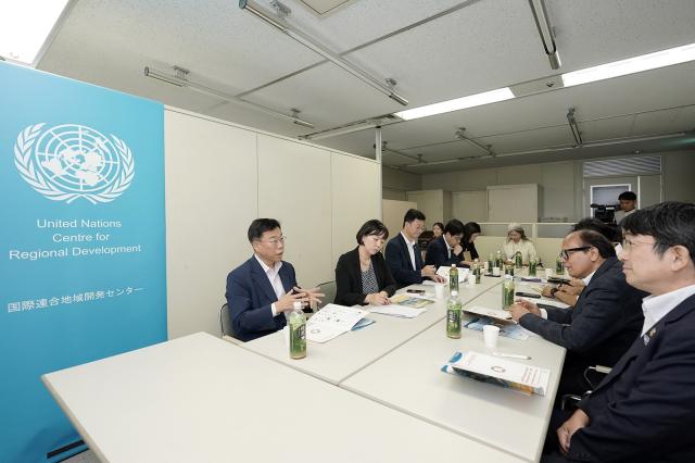 신상진 성남시장이 25일 나고야에 있는 유엔지역개발센터(UNCRD)를 방문해 관계자들과 환담을 하고 있다. (사진 = 성남시)