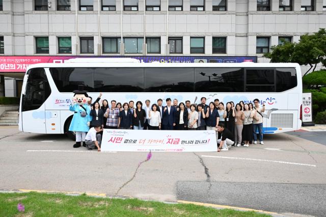 26일 안산시청 본관앞에서 진행된 ‘현답버스 출정식’에서 이민근 시장을 비롯해 동장 등 공직자들이 25개 동 주민과의 현장 동행의 출발을 알리며 기념촬영을 하고 있다. (사진 = 