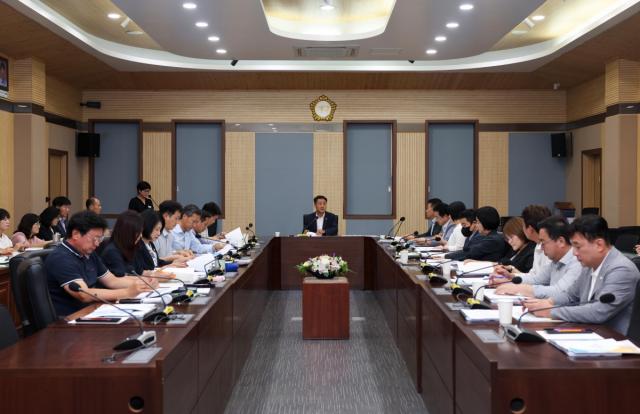 8월 정기 의원 간담회 논의 중인 평택시의회 의원들 모습. (사진 = 평택시의회)