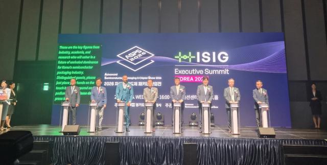 ‘2026 차세대 반도체 패키징 산업전(ASPS)’ 개막식에 참석한 김태형 경기도의회 미래과학협력위원장이 주요 참석자들과 함께 개막 특별 세리머니에 참여하고 있다. (사진 = 경기