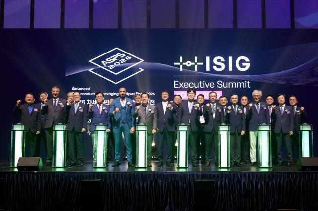 26일 오후 수원컨벤션센터에서 열린 2026 차세대 반도체 패키징 산업전(ASPS) 개막식에서 주형철 경제부지사가 주요 참석자들과 함께 개막 특별 세레머니 및 기념촬영을 하고 있다