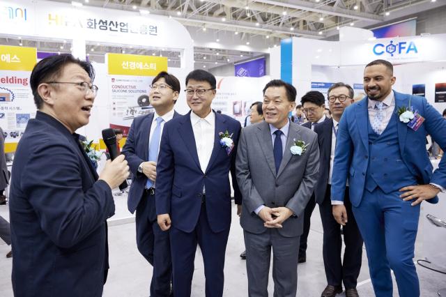 2026 차세대 반도체 패키징 산업전(ASPS) 개막식에서 주형철 경제부지사가 전시장 투어를 하고 있다. (사진 = 경기도)