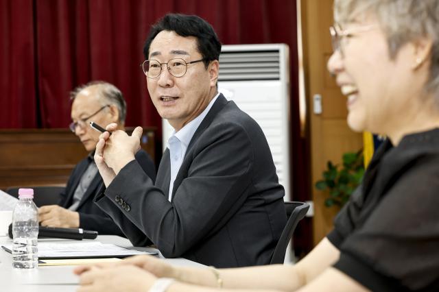 26일 정명근 화성시장이 회의에서 발언을 하고 있다. (사진 = 화성시)