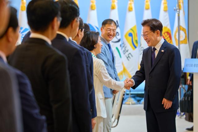 제10회 중앙지방협력회의에서 추미애 경기도지사가 이재명 대통령과 악수를 하고 있다. (사진 = 경기도)