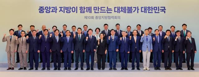이철우 경상북도지사는 26일 청와대에서 열린 제10회 중앙지방협력회의에 참석해 ‘식품산업의 국가 미래 전략산업화'를 경북의 지방주도 성장전략으로 발표했다. (사진 = 경상북도)