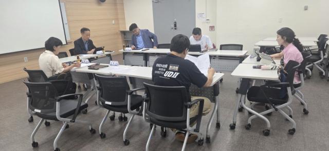 26일 시흥시청 통합돌봄과 관계자가 시정연구원 관계자와 통합돌봄 운영체계 현황을 확인하고 있다. (사진 = 시흥시)