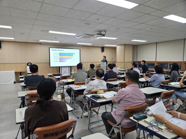 인생 2막 위한 삶의 방향과 노후 설를 주제로 강의 하고 있다 (사진 = 광양시청)