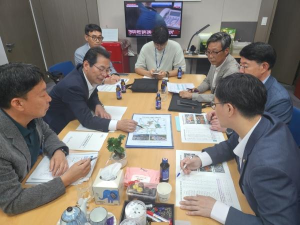 손훈모 순천시장이 국회 국토 교통위원회 장경태 의원을 만나 지역 핵심 현안에 대한 지원을 건의하고 있다. (= 순천시)