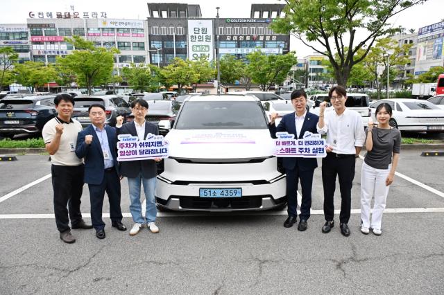 이민근 안산시장(오른쪽 세번째)이 26일 현대오토에버와 함께 ‘스마트 공영주차장 내비게이션 시연회’를 진행하고 기념촬영을 하고 있다. (사진 = 안산시)