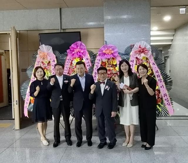 이·취임식 기념촬영 모습. 사진 왼쪽 두번째부터 권태익 이임회장, 김석훈 당협위원장, 김재활 취임회장, 안산시청 복지정책국장, 김유숙 안산시갑여성회장. (사진 = 김석훈 당협위원장