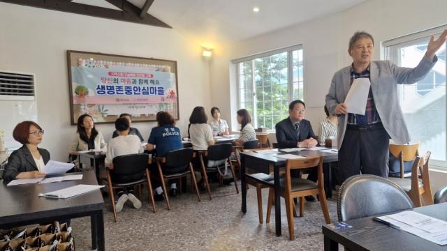 임인동 보건소장(오른쪽)이 생명존중안심마을 사업 협조를 당부하고 있다. (사진 = 의왕시)