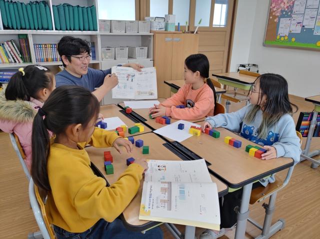 경상북도교육청은 학생평가와 교육결손해소 지원사업의 현장 운영 상황을 살피고 학교 지원을 강화하기 위해 도내 초·중학교 가운데 도 단위 표집학교 8교(초 6교, 중 2교)를 대상으로