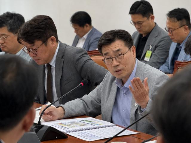 최원용 평택시장이 25일 국회를 방문해 유의동 국회의원과 이성훈 한국토지주택공사(LH) 사장, 국토교통부 관계자들을 만나 평택의 주요 도시·교통 현안을 논의하고 있다. (사진 =