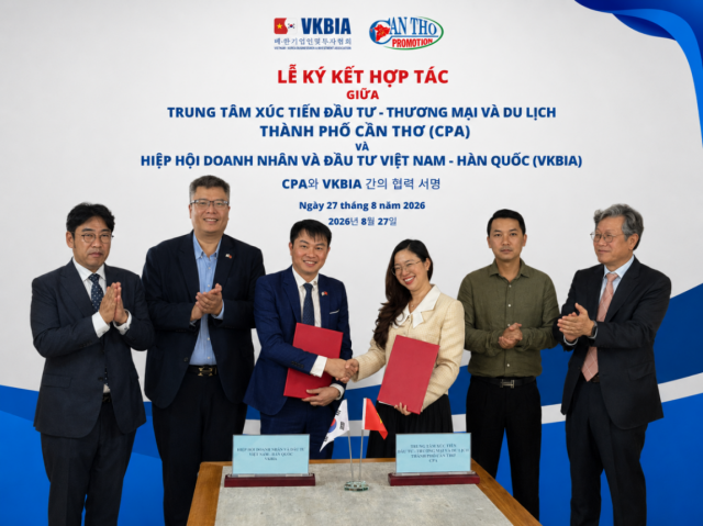 27일 베트남 껀터시 투자·무역·관광진흥센터와 VKBIA 대표가 양해각서를 체결하고 기념촬영 하는 모습. (사진 = 서국현 기자)