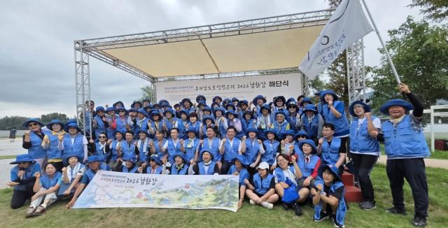 ‘제7회 우리강 도보 생명순례, 2026 남한강’ 해단식 가운데 기념촬영을 하고 있다. (사진 = 염태영 의원실)