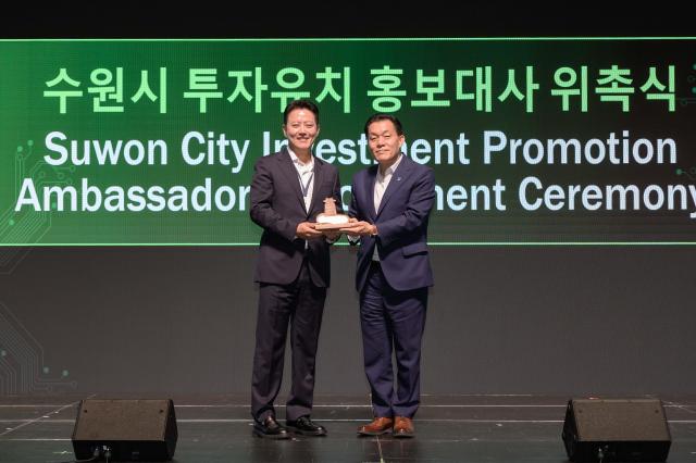 26일 이재준 수원시장(오른쪽)이 앤드류 김 레이저발테크놀러지 대표에 위촉패를 수여한 후 기념 촬영을 하는 모습. (사진 = 수원시)