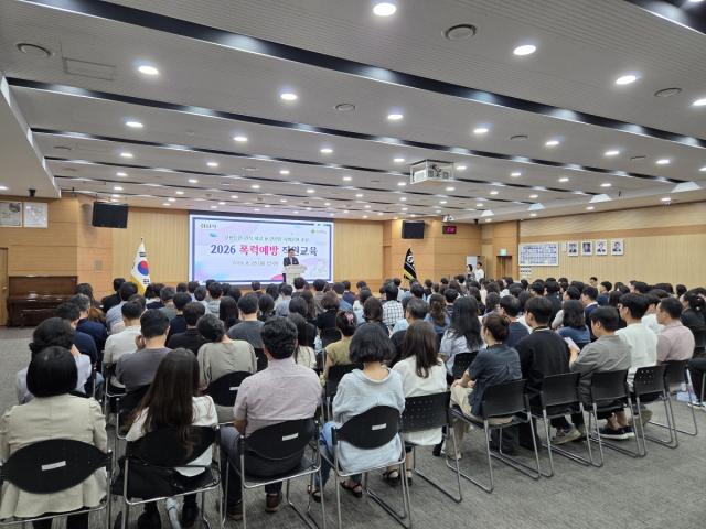 경산시는 28일 시청 대회의실에서 직원 220명이 참석한 가운데 성희롱·성폭력 등을 예방하고 근절하기 위해 ‘2026년 폭력예방 직원교육’을 실시했다. (사진 = 경산시)