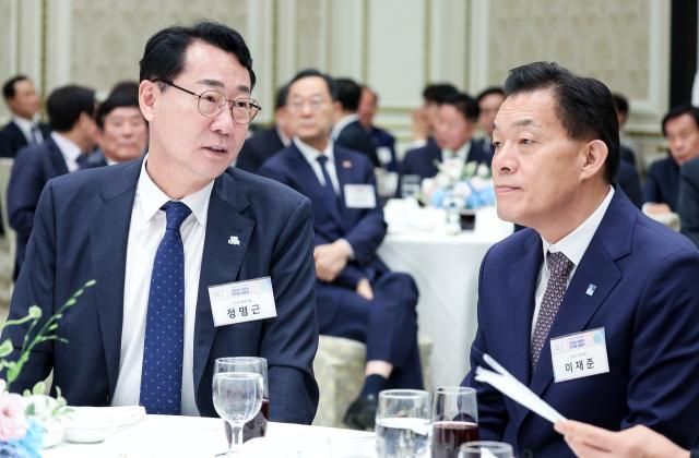 27일 정명근 화성시장(왼쪽)이 이재준 수원시장과 대화를 하는 모습. (사진 = 수원시)