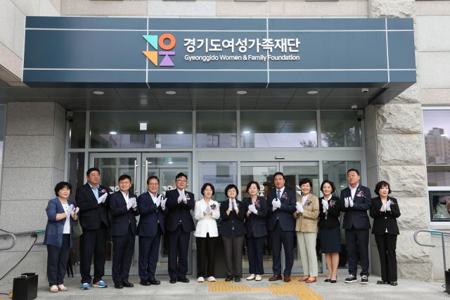 28일 오후 경기도여성가족재단에서 열린 경기도여성가족재단 신청사 이전식에서 추미애 경기도지사, 성수석 이천시장, 김윤 국회의원, 송석준 국회의원, 도의원 및 유관기관장 및 관계자들