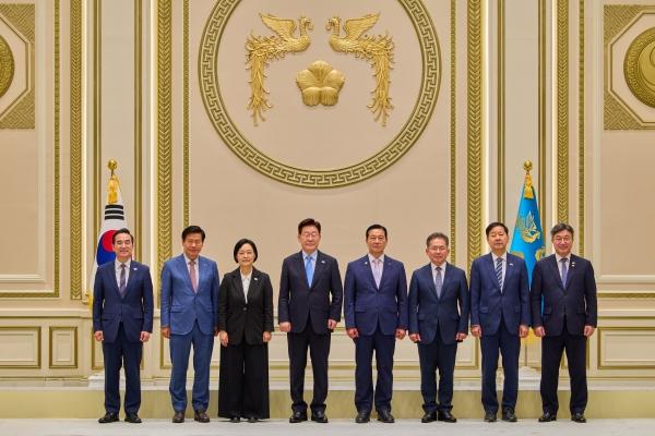 군위군은 지난 27일 정부서울청사에서 열린 ‘전국 시장·군수·구청장 국정설명회’에 참석해 정부의 국정운영 방향을 공유하고 중앙정부와 지역 주요 현안에 대한 소통과 협력을 강화했다.