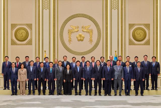 27일 조용호 오산시장(앞 줄 오른쪽 다섯번째)이 이재명 대통령과 시군구청장과 기념촬영을 하는 모습. (사진 = 오산시)