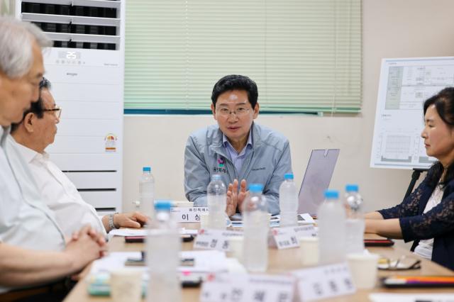 이상일 용인특례시장이 28일 주민 민원 현장을 찾아 간담회를 진행하고 있다. (사진 = 용인특례시)