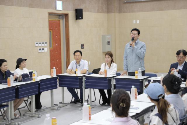 이상일 시장이 28일 기흥중학교를 방문해 청곡초등학교 학생, 학부모들과 교육환경 발전 방안에 대해 의견을 교환하고 있다. (사진 = 용인특례시)