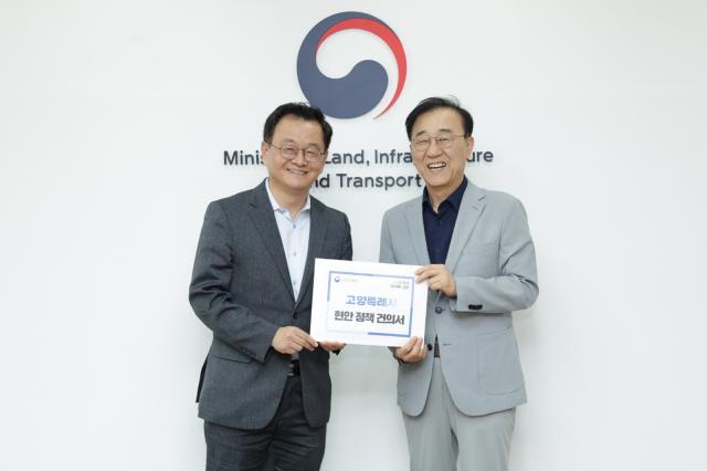 민경선 고양시장(좌)과 김윤관 국토부 장관(우) (사진 = 고양시)