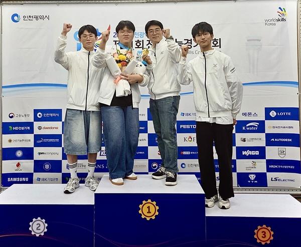 최근 열린 ‘제61회 전국기능경기대회’에서 정보기술 직종 직종 금메달을 차지한 동일미래과학고 신현빈 (왼쪽 두번째) 학생. (사진 = 전남광주통합특별시교육청)