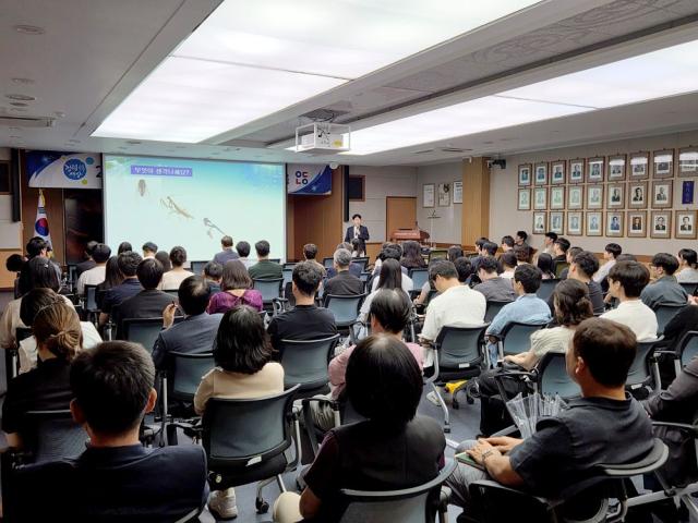 이번 교육은 사례 중심의 설명에 마술을 접목한 프로그램을 활용해 직원들의 흥미와 몰입도를 높이고 청렴의 의미를 친숙하게 이해할 수 있도록 구성했다. (사진 = 안동시)