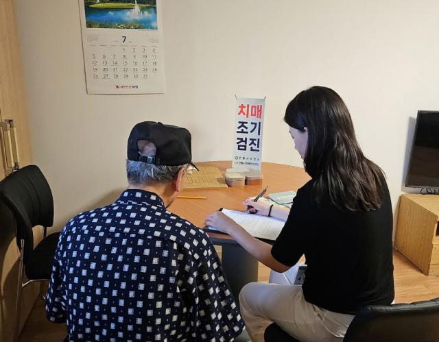치매로 최종 진단을 받은 경우 일대일 맞춤형 사례관리, 치매치료관리비 지원, 기저귀 등 조호물품 지원, 실종 예방을 위한 인식표 보급 등 치매통합관리 서비스를 제공받을 수 있다.