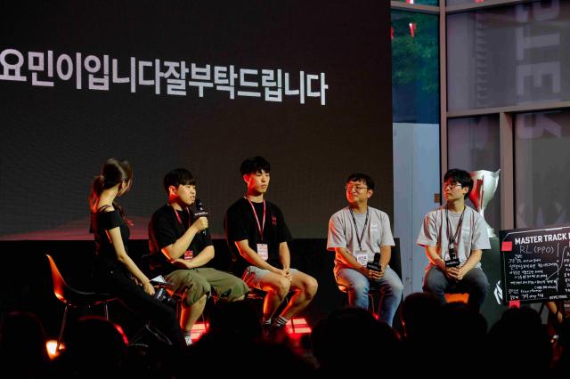 NYPC 마스터 트랙 우승팀과 인터뷰를 하고 있다. (사진 = 넥슨)