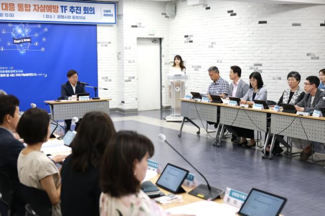 31일 오후 중회의실에서 열린 ‘광명시 생활위기 대응 통합 자살예방 추진 전담팀(TF)’ 첫 회의에서 박승원 광명시장이 발언하고 있다. (사진 = 광명시)