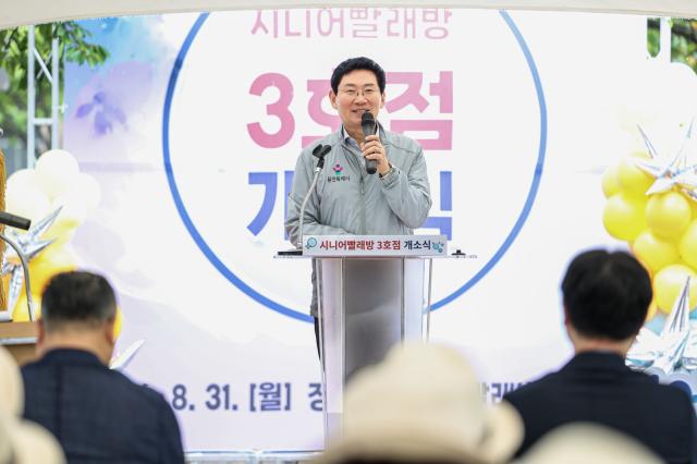 이상일 용인특례시장이 31일 ‘시니어빨래방 3호점’ 개소식에서 어르신들의 경제활동을 응원하고 있다. (사진 = 평택시)