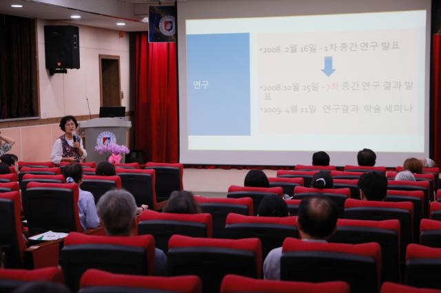 ‘한인요가명상연구소 발대식 및 워크숍’에서 서종순 소장이 행사 진행 과정을 설명하고 있다. (사진 = 원광디지털대)