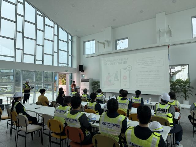 국토안전관리원이 충남 서산시 서산A방조제 인근 현장에서 박창근 원장과 상임이사, 비상임이사, 노동이사 등이 참여한 가운데 현장 이사회와 폭염 대응 캠페인을 실시하고 있다. (사진