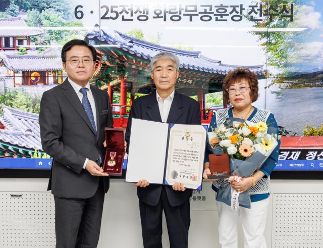 진교훈 서울 강서구청장(왼쪽)이 31일(월) 구청에서 ‘6.25전쟁 참전 유공자 화랑무공훈장 전수식’을 열고 고(故) 정부섭 하사의 장남 정지영(가운데) 씨에게 훈장을 전달하고 기
