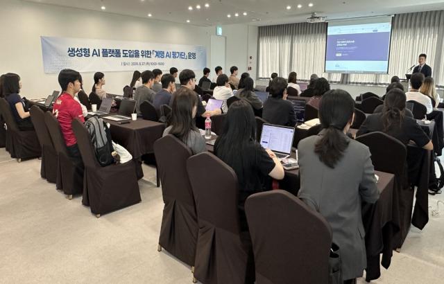 대학생 AI평가단이신규 AI플랫폼의 성능과 활용성을 사전테스트 하고 있는 모습 (사진 = 계명대학교)