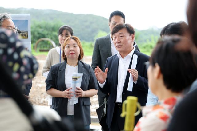 남종섭 경기도의장이 손명수 국회의원, 전자영 의원을 비롯해 도·시의원, 경기문화재단 등 도내 문화예술 공공기관 관계자들과 준공을 앞둔 기흥호수공원 야외무대 현장점검을 하고 있다.