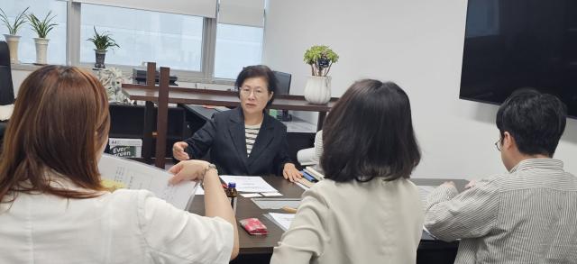 박은경 경기도의원이 지난달 31일 의원실에서 경기도교육청 정책기획관 및 경기도교육연구원 관계자들과 경기도교육연구원 출연계획 동의안 사전설명회 및 정담회를 하고 있다. (사진 = 경