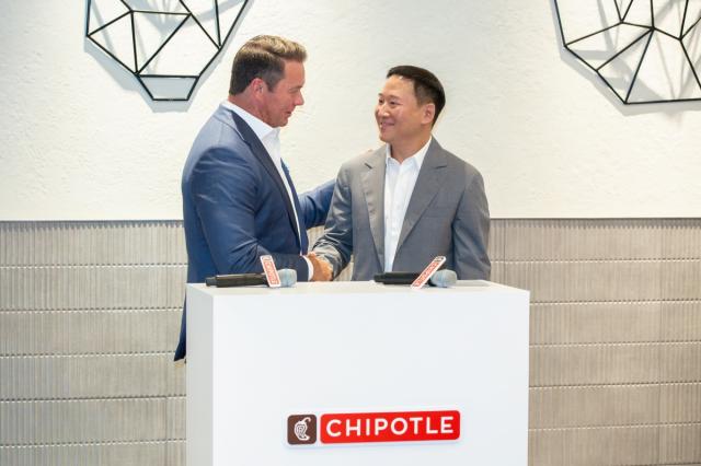 허희수 상미당홀딩스 CVO(오른쪽)와 스콧 보트라이트 치폴레 CEO(왼쪽) (사진 = 상미당홀딩스 제공)